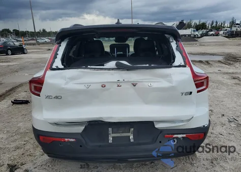 2022 Volvo Xc40 T5 R-Design z USA, uszkodzony, nr VIN YV4162UM6N2731486